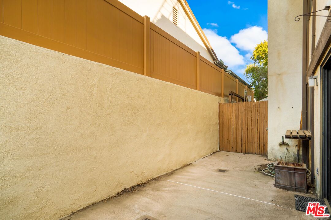 1445 Valley View Road, Unit 2 Glendale, CA 91202 - Photo 23 of 36 a view of a backyard