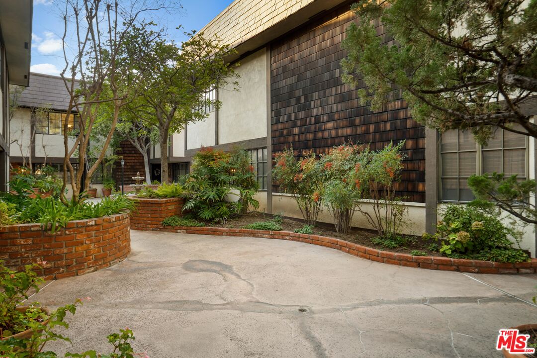 1445 Valley View Road, Unit 2 Glendale, CA 91202 - Photo 34 of 36 a backyard of a house with plants and trees