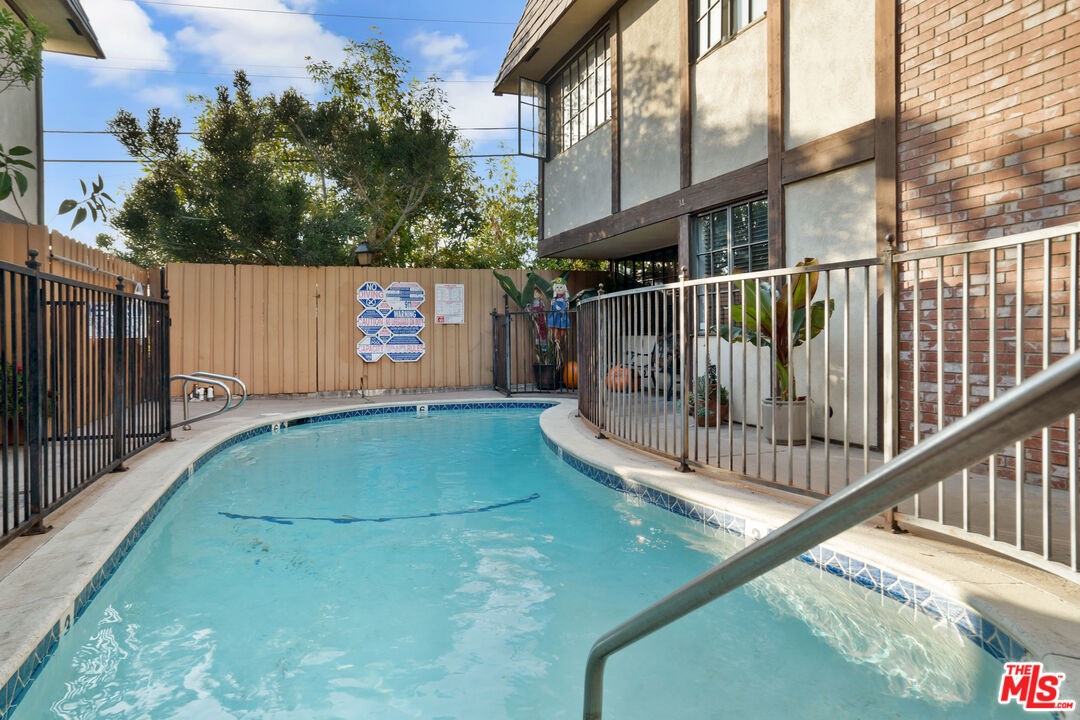 1445 Valley View Road, Unit 2 Glendale, CA 91202 - Photo 35 of 36 a view of a backyard from a balcony