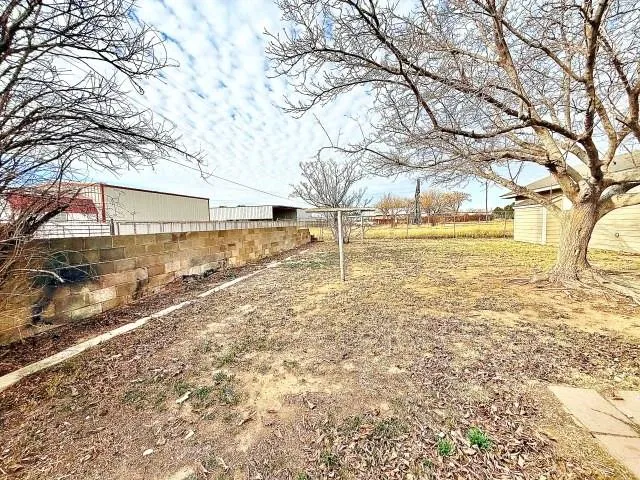 a view of yard with trees
