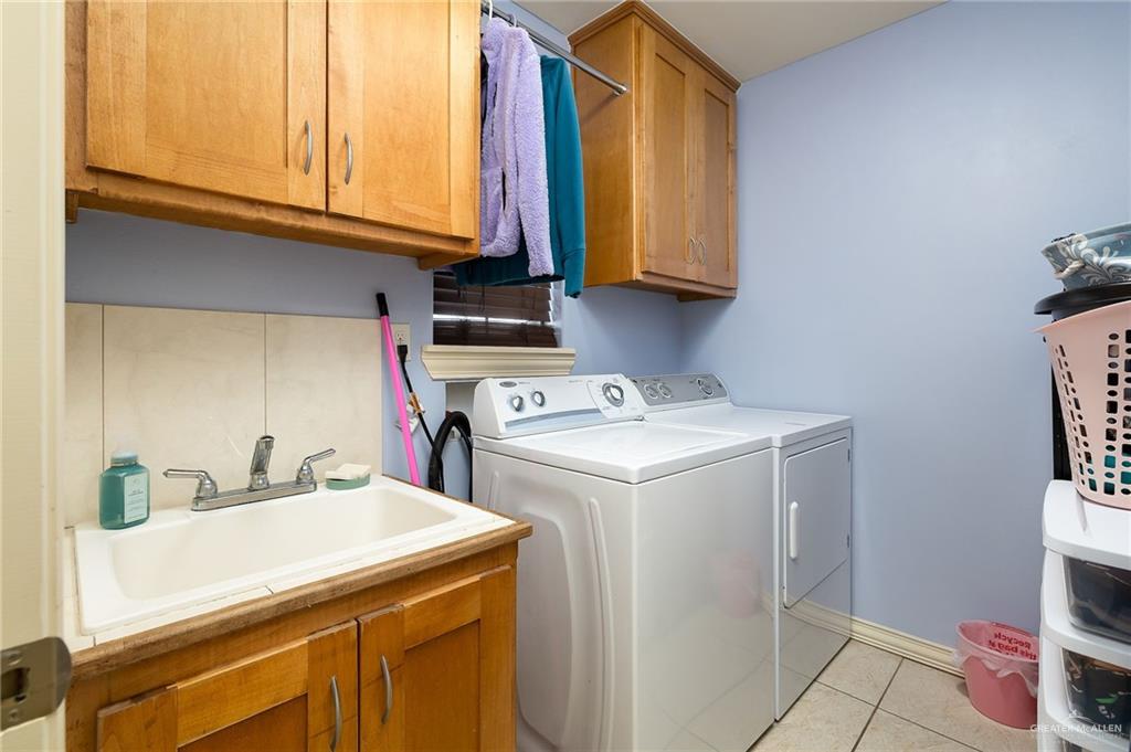 3609 Paseo Del Rey Edinburg, TX 78542 - Photo 15 of 20 a utility room with dryer and washer