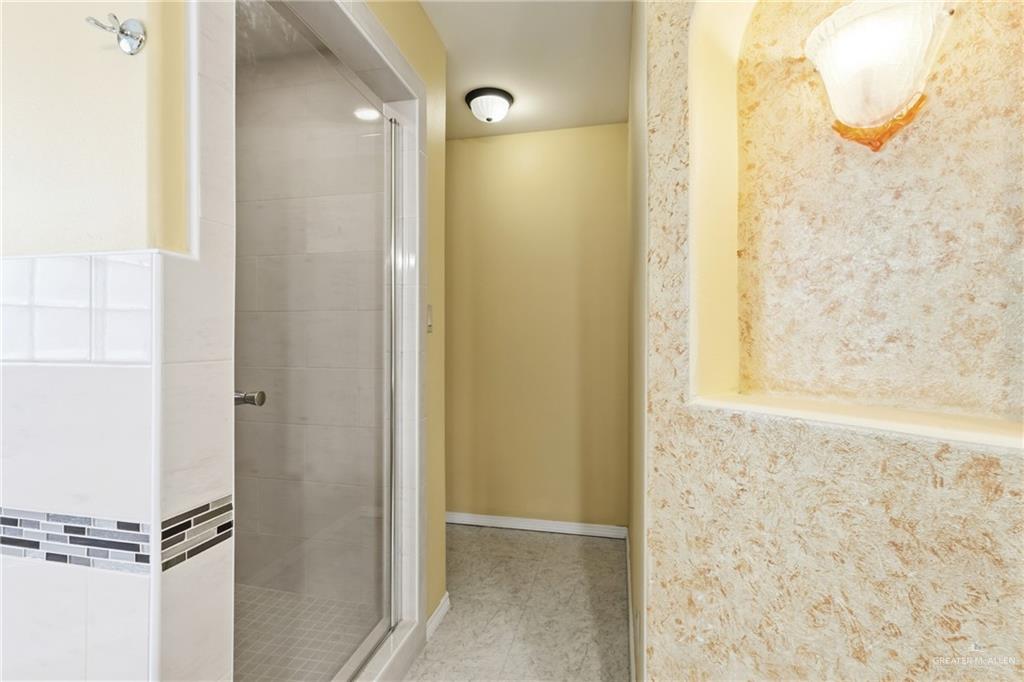 1720 East 2nd Street Weslaco, TX 78596 - Photo 14 of 17 a view of a bathroom