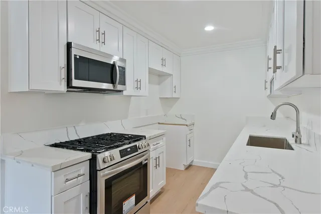 $2,995 | 5415 Newcastle Avenue, Unit 18, Encino, CA 91316