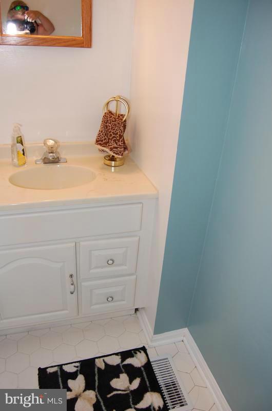 6947 Meadowlake Road New Market, MD 21774 - Photo 9 of 28 Bath