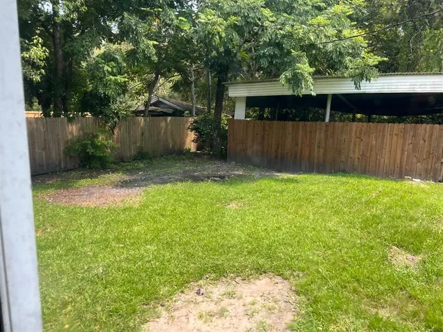 a view of a backyard