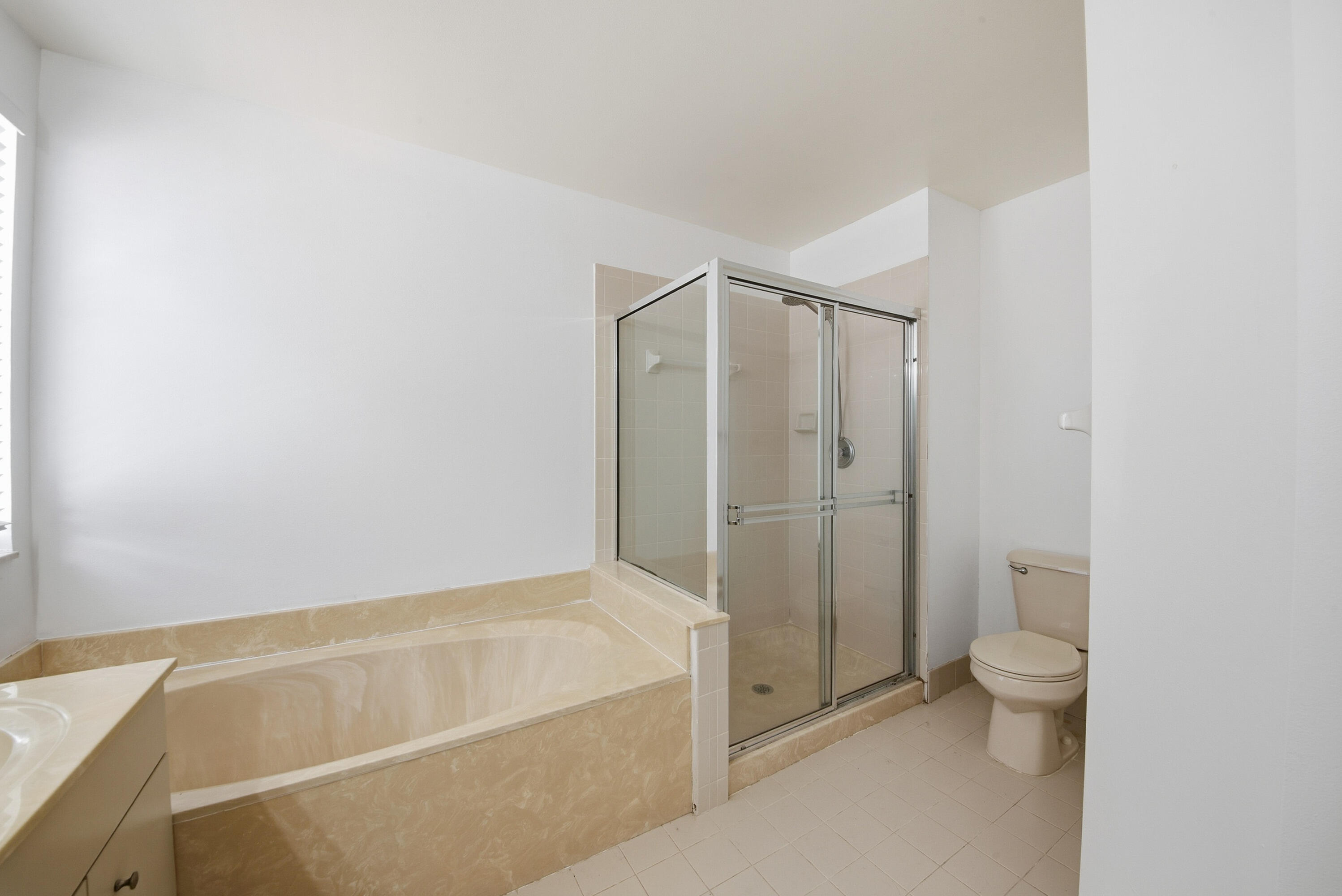 8021 Stirrup Cay Court Boynton Beach, FL 33436 - Photo 21 of 23 a bathroom with a bathtub and a toilet