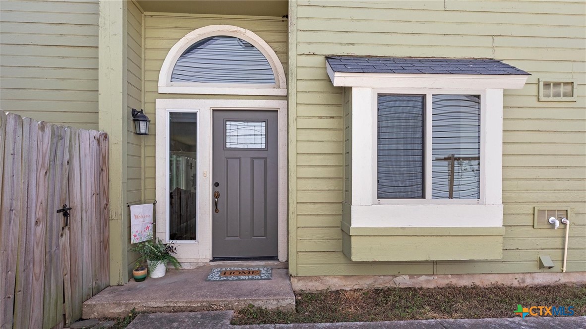 9739 Wagon Train Converse, TX 78109 - Photo 4 of 29 a front view of a house with garden