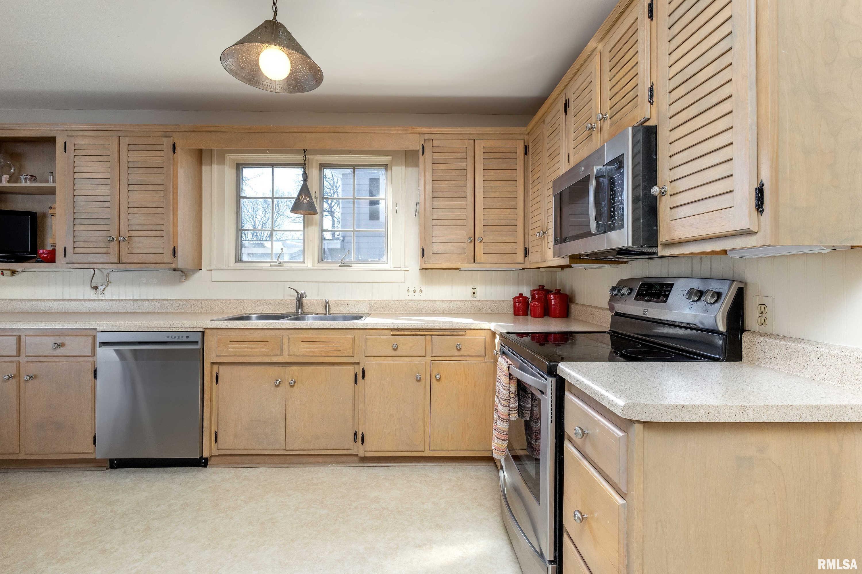 2721 Middle Road Davenport, IA 52803 - Photo 16 of 36 Gallery Image 16