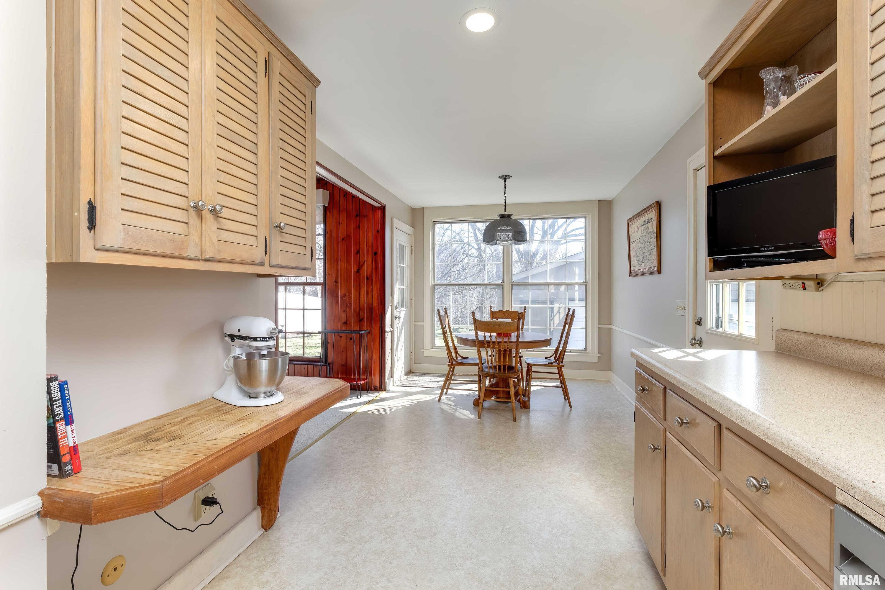 2721 Middle Road Davenport, IA 52803 - Photo 17 of 36 Gallery Image 17