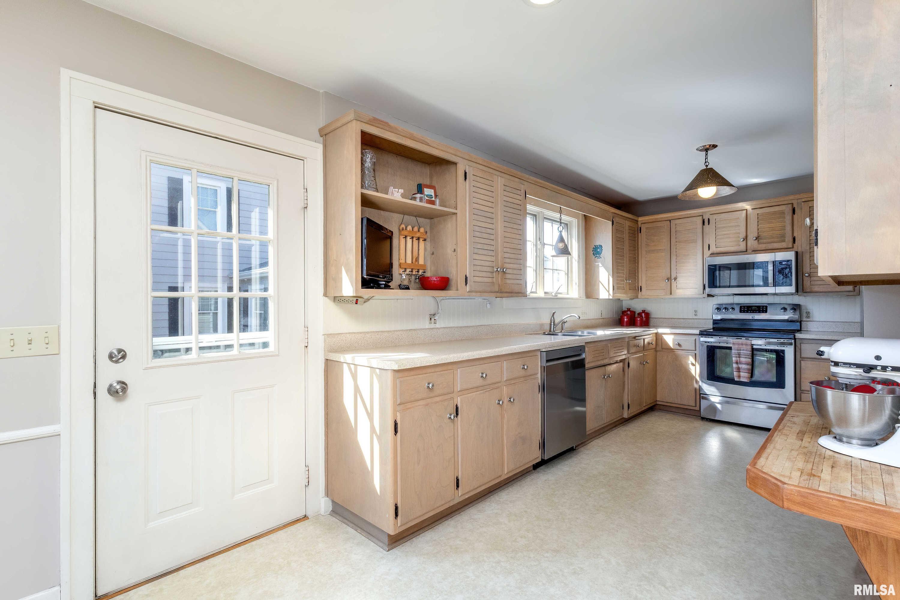 2721 Middle Road Davenport, IA 52803 - Photo 18 of 36 Gallery Image 18