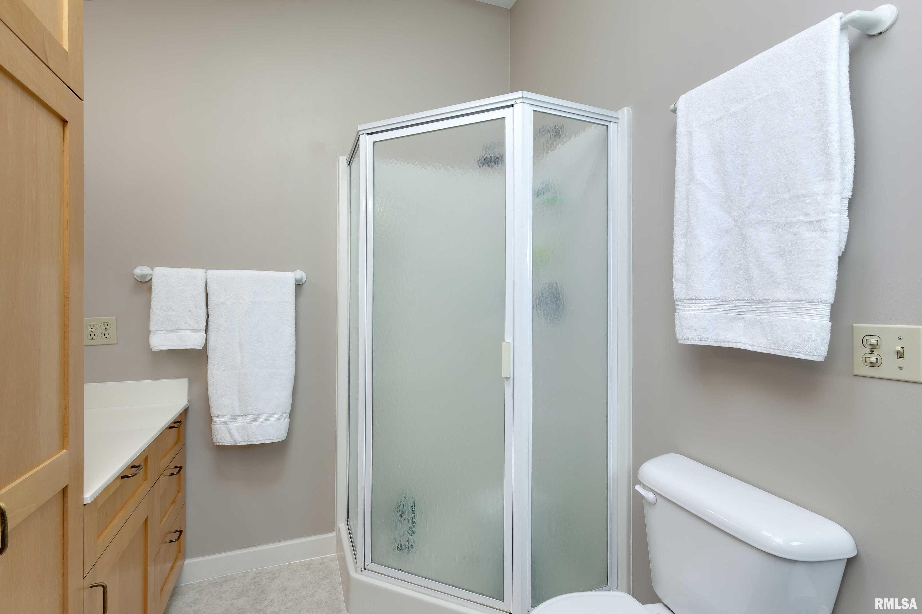 2721 Middle Road Davenport, IA 52803 - Photo 25 of 36 Gallery Image 25