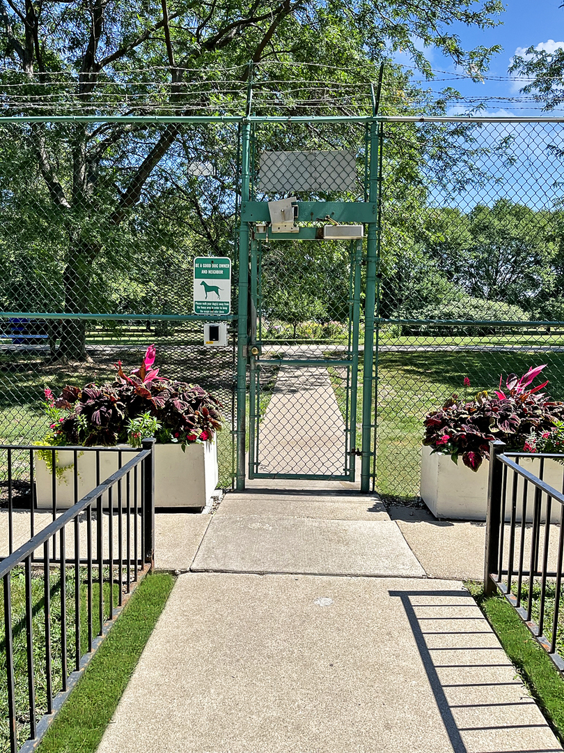 5455 North Sheridan Road, Unit 3501 Chicago, IL 60640 - Photo 27 of 29 a view of a garden and patio