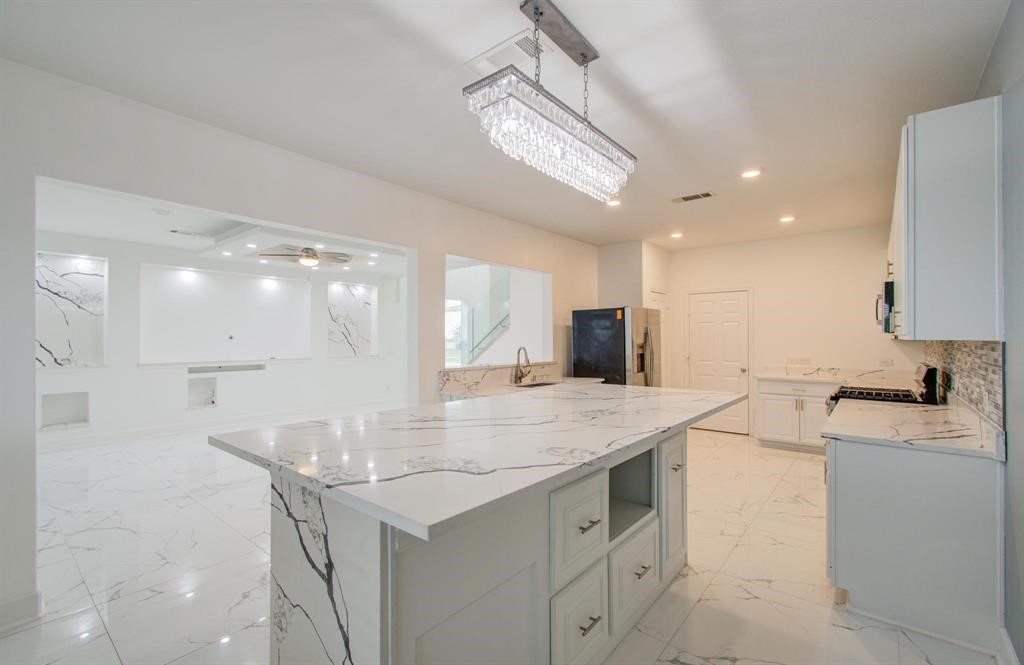 4627 Prairie Chase Drive Houston, TX 77069 - Photo 9 of 23 Dining area connected to kitchen and living space