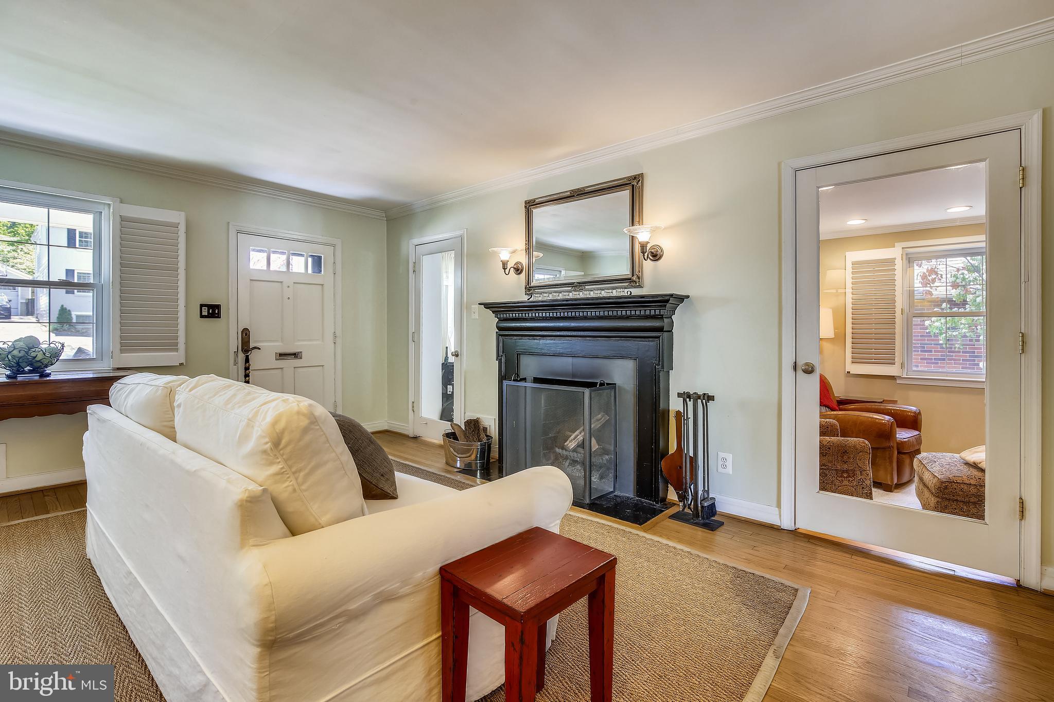 903 Eldon Drive Alexandria, VA 22302 - Photo 4 of 83 Living Room