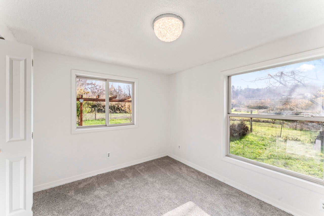 10085 Blackwell Road Central Point, OR 97502 - Photo 14 of 28 DSC09246