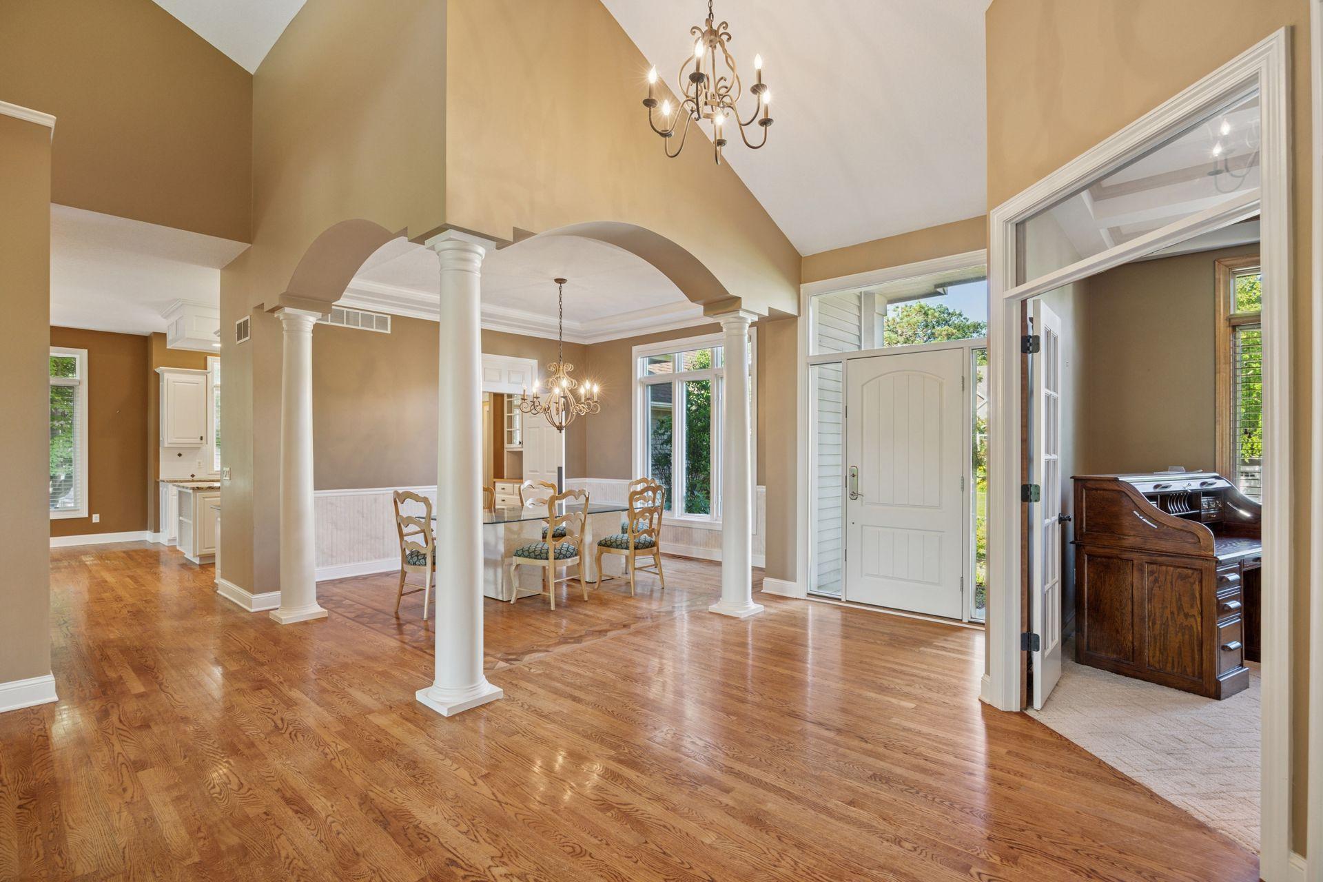 2058 Royale Drive Eagan, MN 55122 - Photo 4 of 52