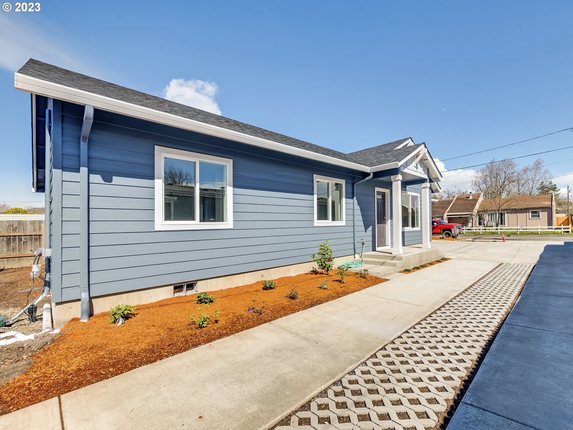 406 18th Street Springfield, OR 97477 - Photo 4 of 30 a house with view of the house