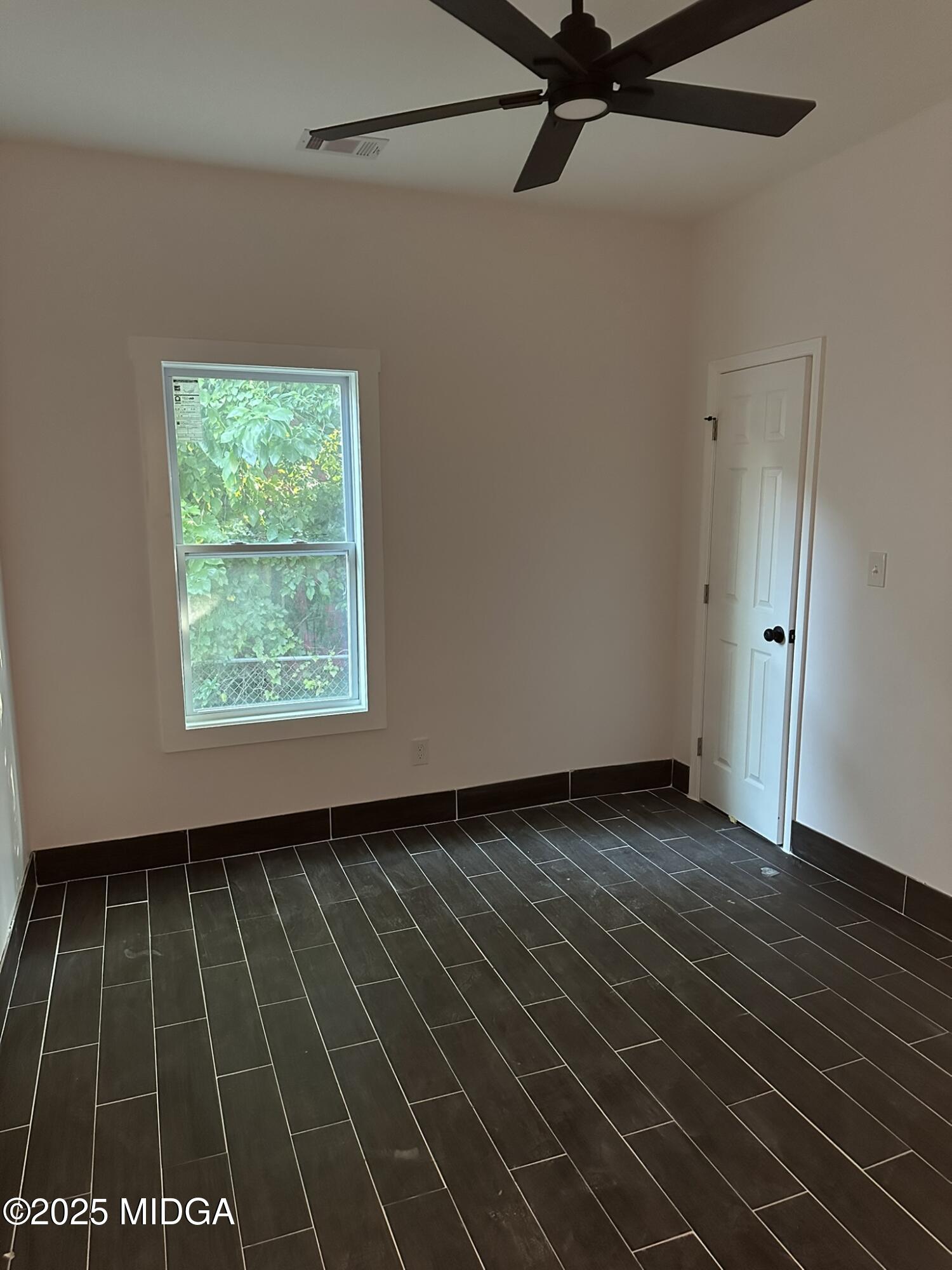 320 Lincoln Avenue Macon, GA 31201 - Photo 6 of 11 a view of an empty room with a window