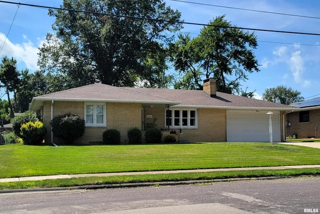 $259,900 | 1713 Valle Vista Boulevard, Pekin, IL 61554