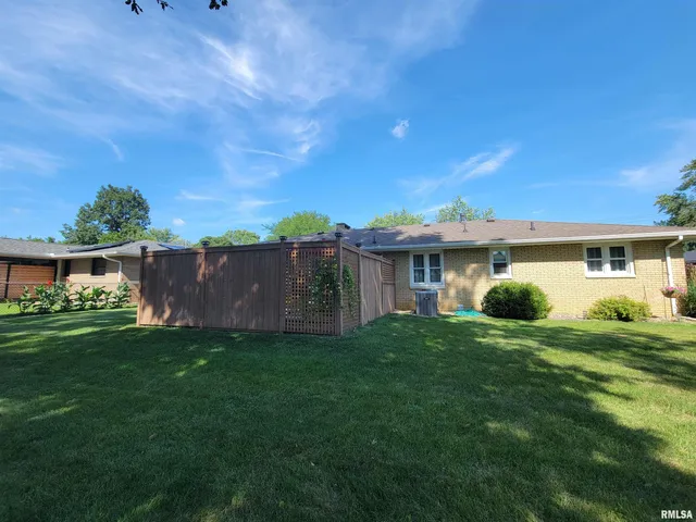 $259,900 | 1713 Valle Vista Boulevard, Pekin, IL 61554