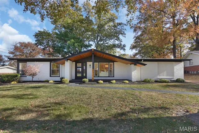 $555,000 | 827 Woodruff Drive, Ballwin, MO 63011
