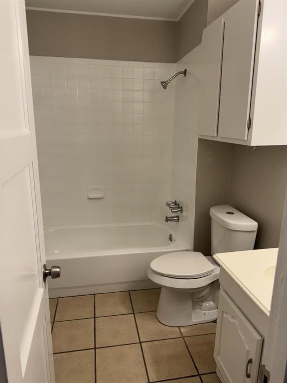 8427 Ridgelea Street Dallas, TX 75209 - Photo 3 of 17 a bathroom with a toilet a sink and bathtub