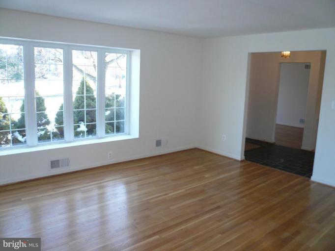 1002 Kirkcolm Road Towson, MD 21286 - Photo 5 of 17 Living Room