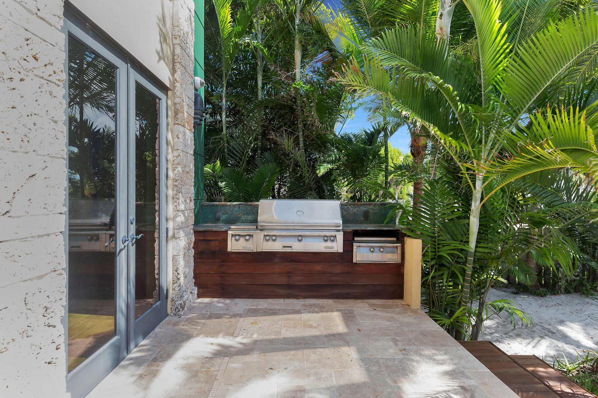 352 Sound Drive Key Largo, FL 33037 - Photo 37 of 61 Built in grill