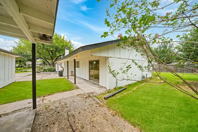 a view of a back yard of the house
