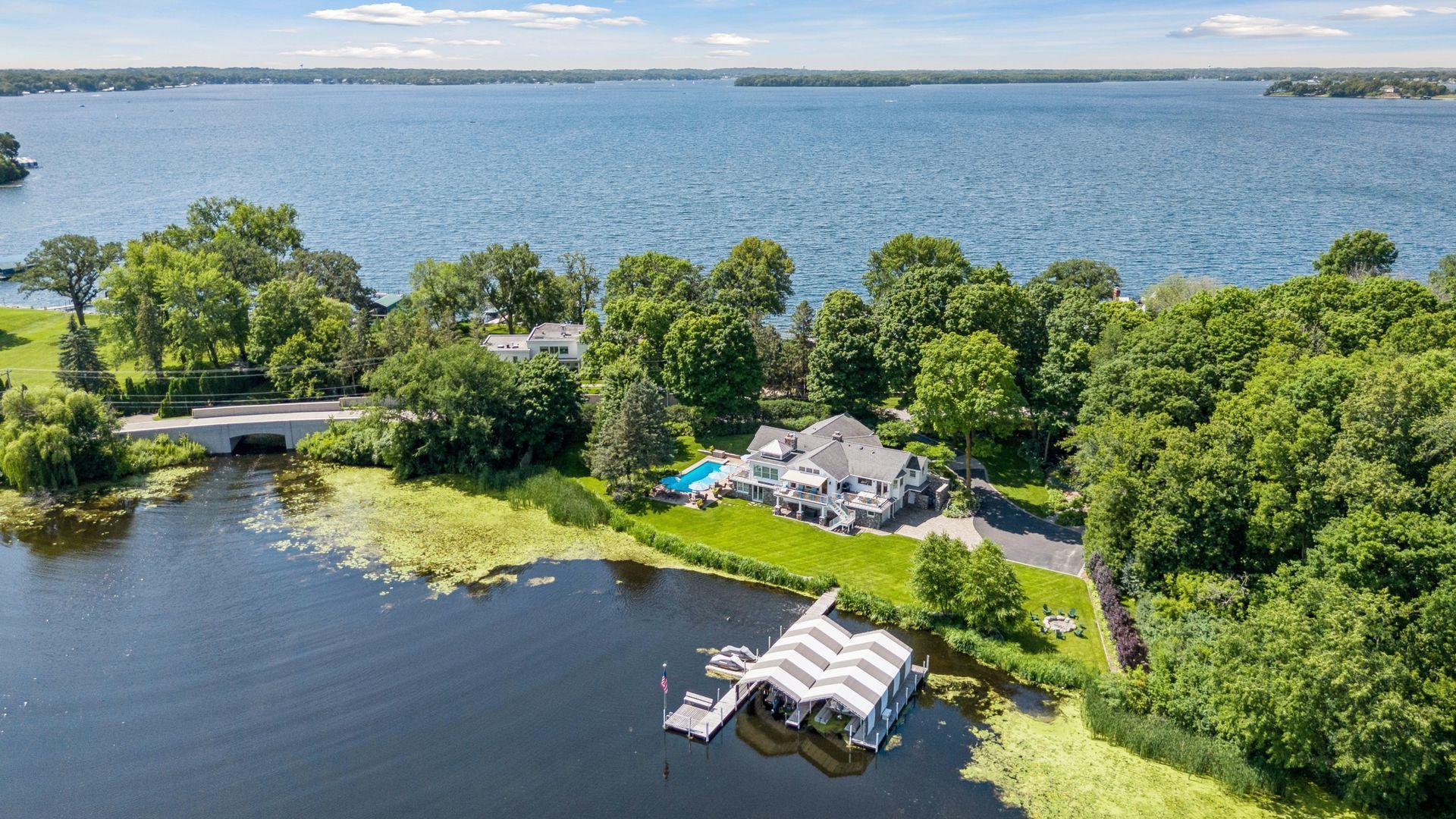 513 Ferndale Road West Wayzata, MN 55391 - Photo 5 of 106