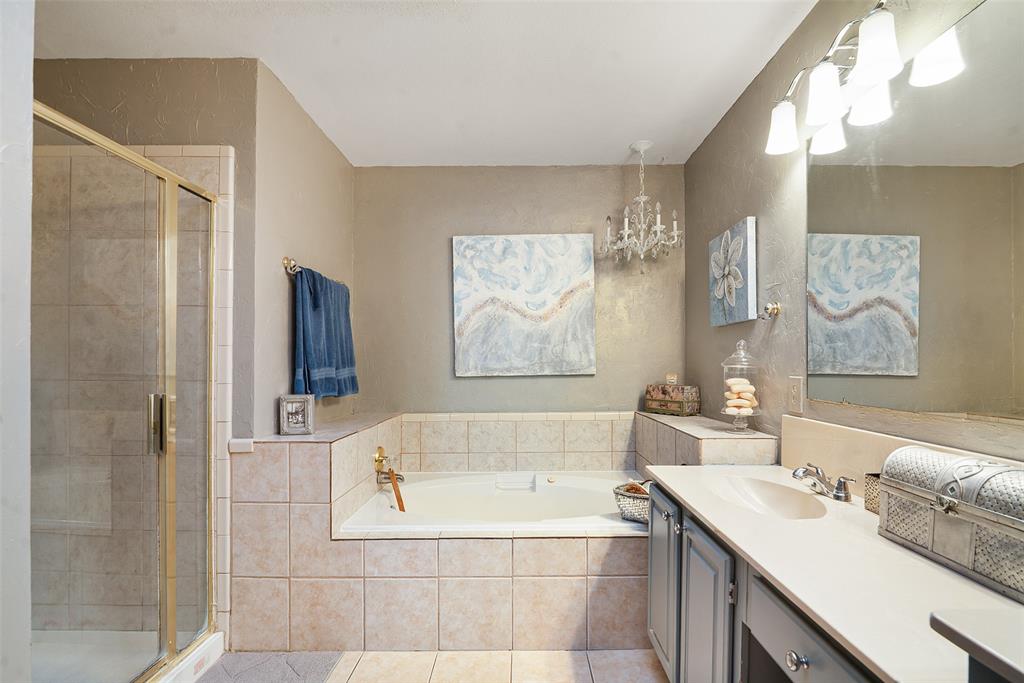 409 Red River Trail Irving, TX 75063 - Photo 18 of 31 a bathroom with a tub sink and mirror