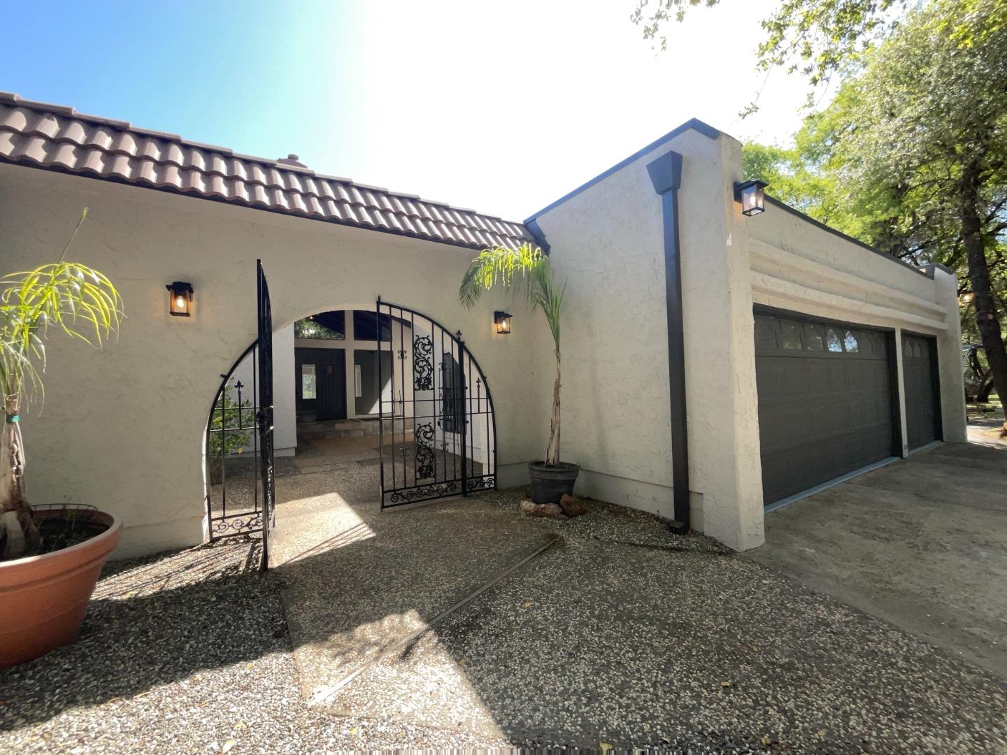 a view of a back yard of the house