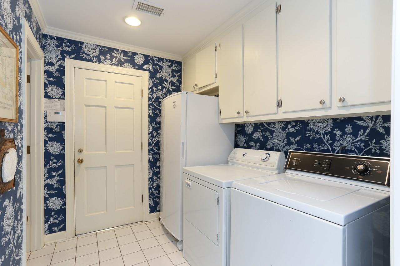 319 Inkberry Lane Memphis, TN 38117 - Photo 12 of 24 Laundry is located just off kitchen and has a half bath.