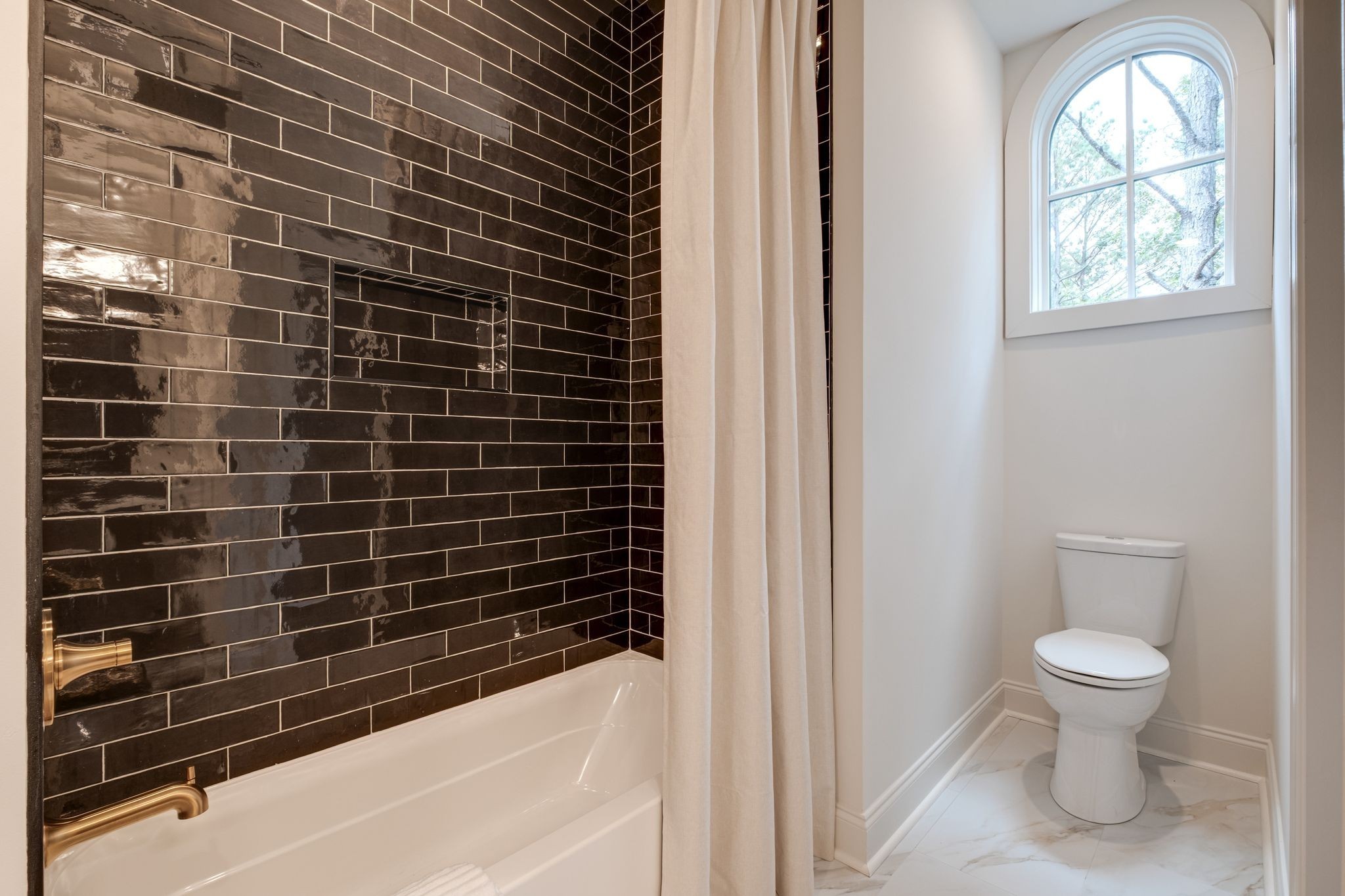 1064 Garton Road Burns, TN 37029 - Photo 33 of 53 a bathroom with a toilet and a tub