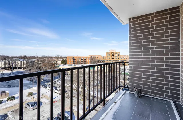 $329,900 | 1365 Ashland Avenue, Unit 604, Des Plaines, IL 60016