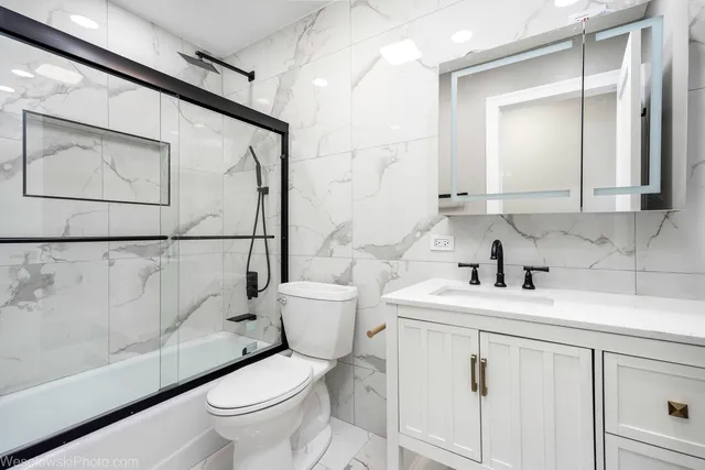 $329,900 | 1365 Ashland Avenue, Unit 604, Des Plaines, IL 60016