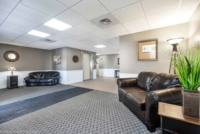 $329,900 | 1365 Ashland Avenue, Unit 604, Des Plaines, IL 60016