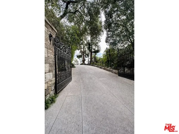 a view of a pathway with a yard