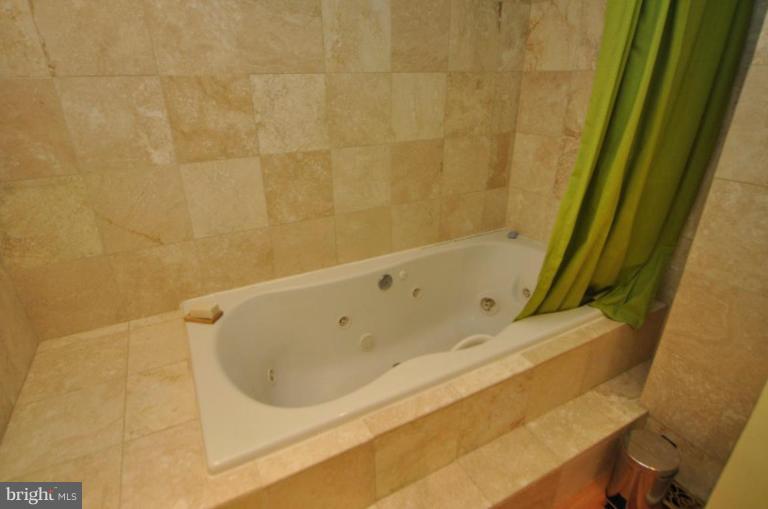 2509 Foxcroft Way Reston, VA 20191 - Photo 13 of 22 a bathroom with a bathtub