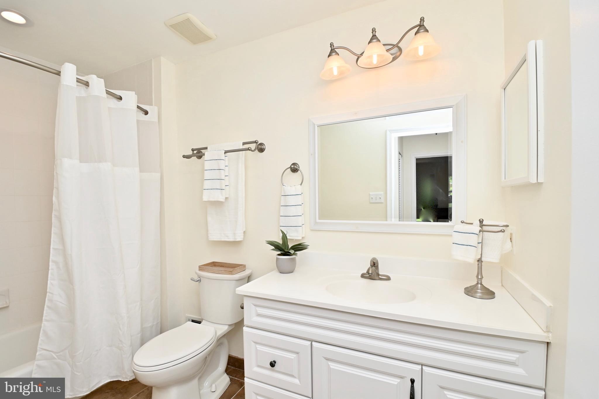 1012 Moorefield Creek Road Southwest Vienna, VA 22180 - Photo 20 of 35 Hall bath on the upper level