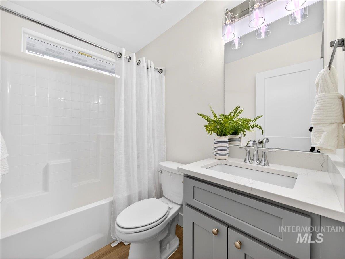 1611 Regency Way Emmett, ID 83617 - Photo 35 of 47 Full bath with vanity and shower / bath combo with shower curtain