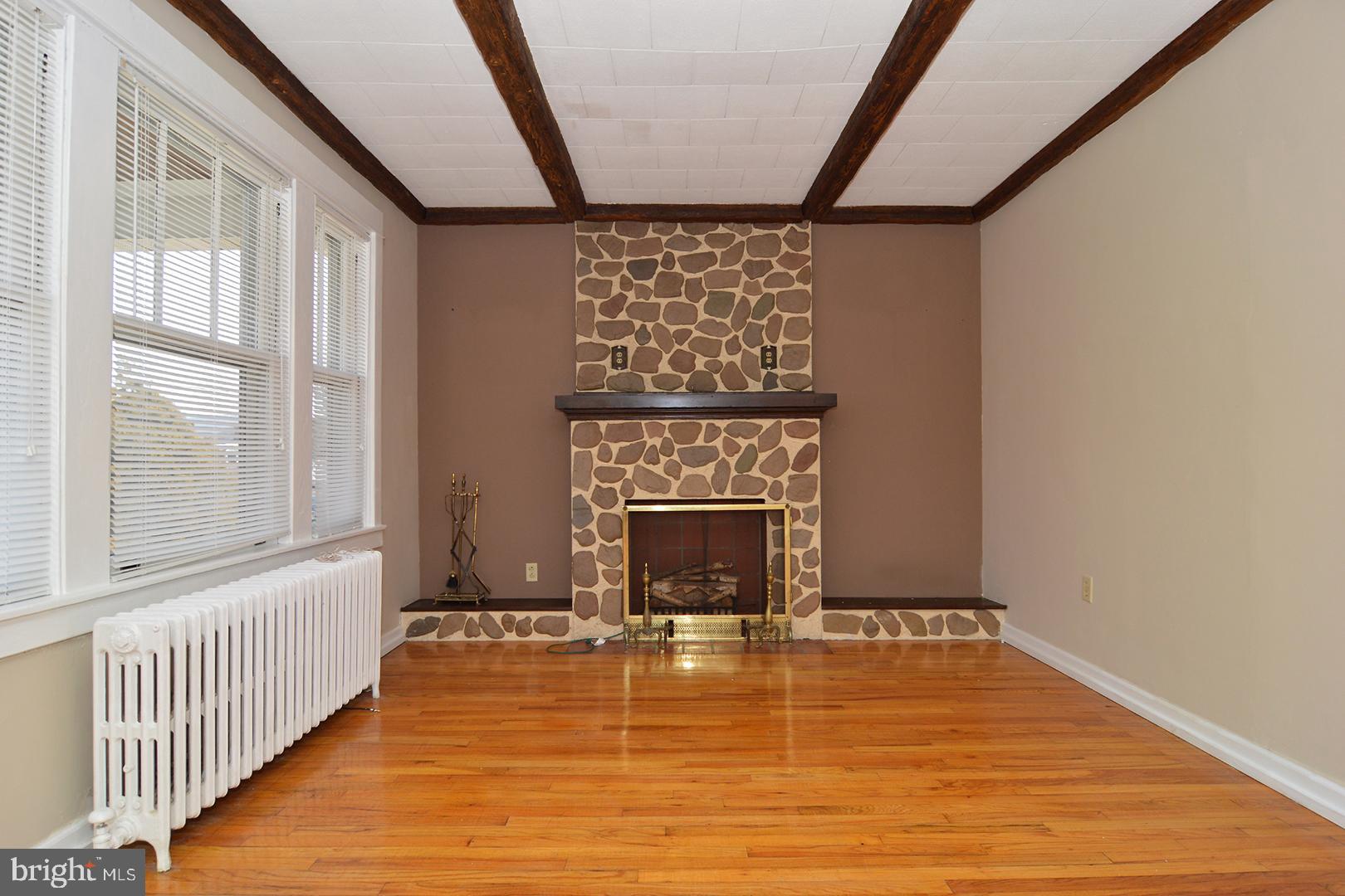 964 Park Avenue Reading, PA 19607 - Photo 4 of 31 Living Room