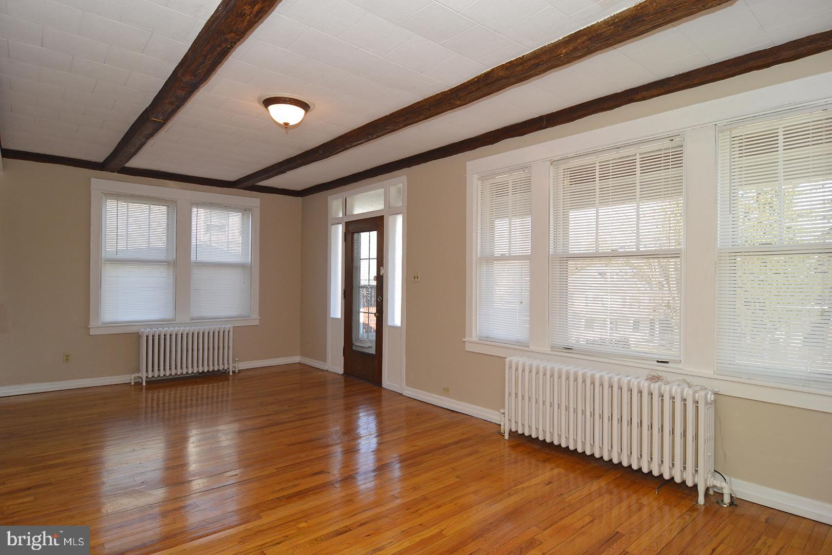 964 Park Avenue Reading, PA 19607 - Photo 5 of 31 Living Room