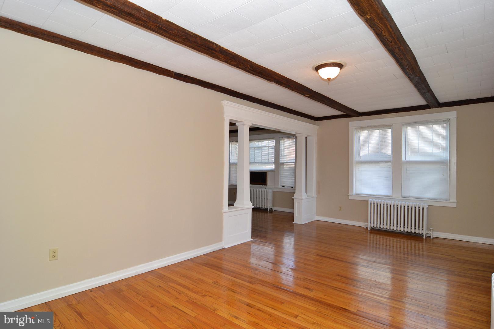 964 Park Avenue Reading, PA 19607 - Photo 6 of 31 Living Room