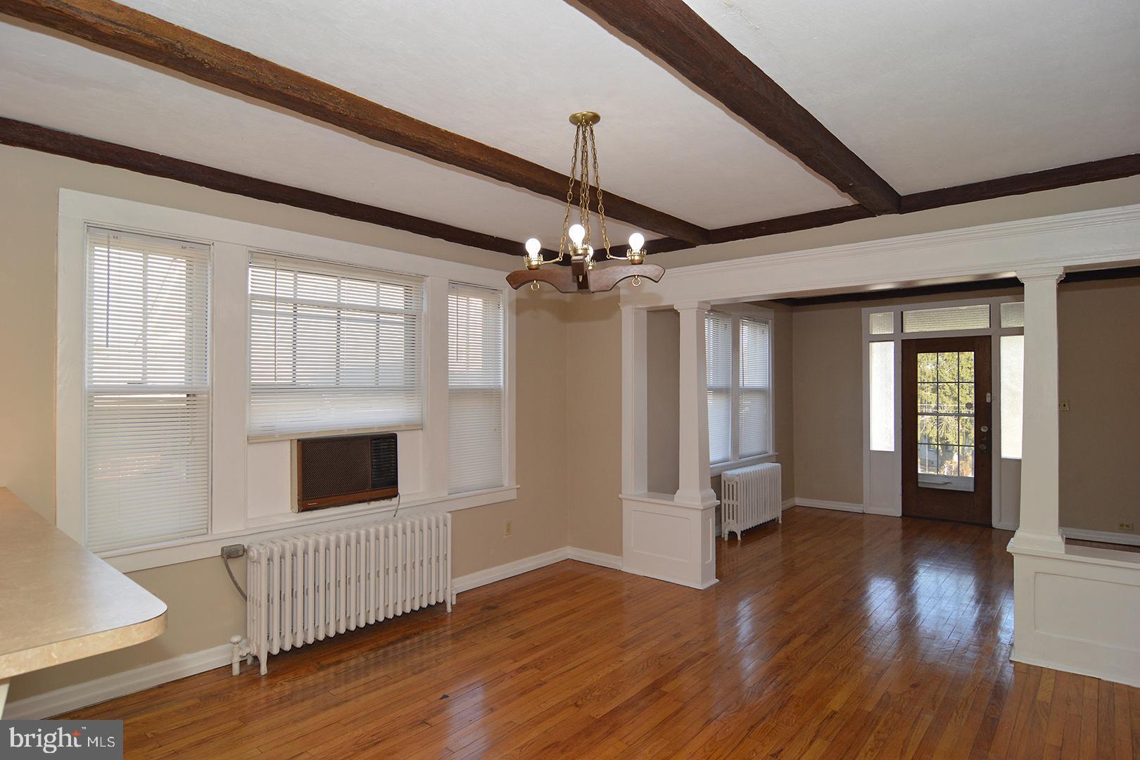 964 Park Avenue Reading, PA 19607 - Photo 7 of 31 Living Room