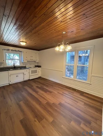 a view of a livingroom with furniture