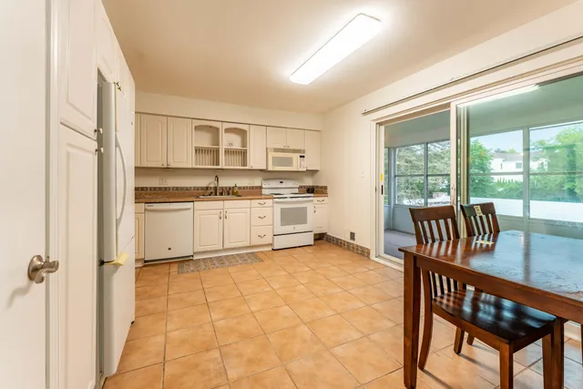 $265,000 | 150 East Long Lake Road, Unit 5, Bloomfield Hills, MI 48304