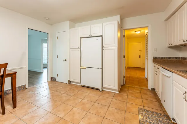 $265,000 | 150 East Long Lake Road, Unit 5, Bloomfield Hills, MI 48304