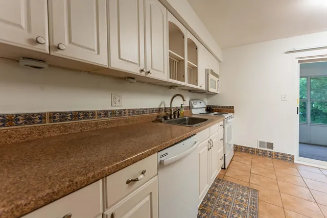 $265,000 | 150 East Long Lake Road, Unit 5, Bloomfield Hills, MI 48304