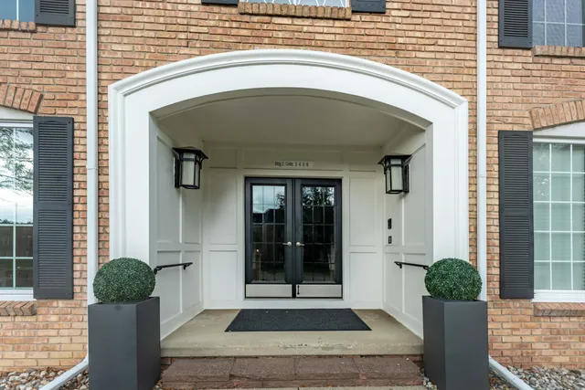 $265,000 | 150 East Long Lake Road, Unit 5, Bloomfield Hills, MI 48304